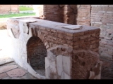 05724 ostia - regio iii - insula v - casa delle volte dipinte (iii,v,1) - raum x - (schankraum) - 10-2013.jpg